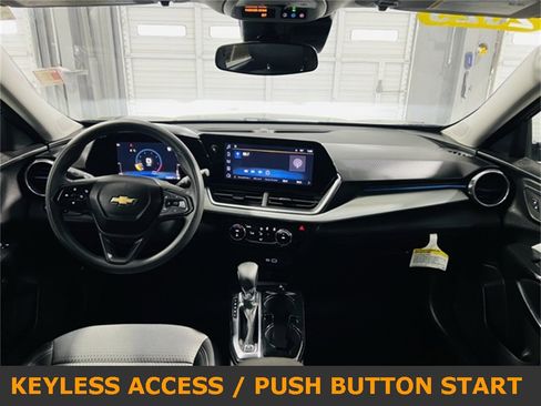 Used 2025 Chevrolet Trax LT image 4