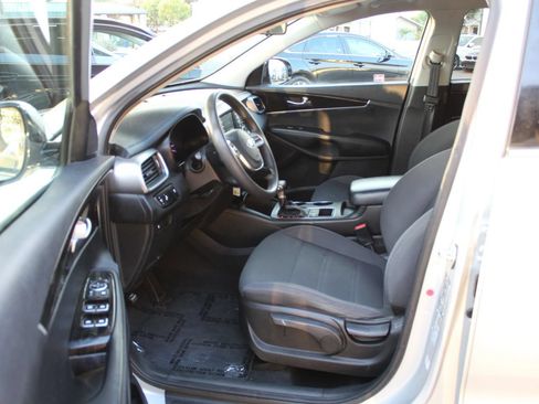 Used 2020 Kia Sorento LX FWD image 9