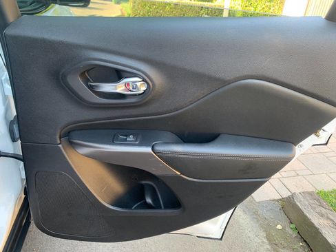 Used 2021 Jeep Cherokee Latitude Lux w/ Sun & Sound Group image 23