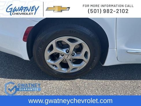 Used 2023 Chrysler Pacifica Limited image 12