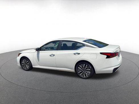 Used 2025 Nissan Altima 2.5 SV FWD image 9