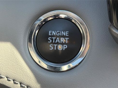 Used 2022 Toyota Highlander XLE AWD/4WD image 35