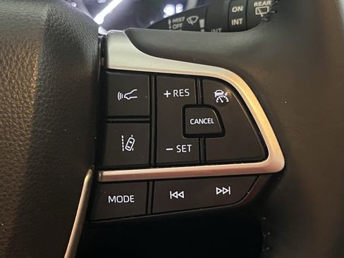 Used 2024 Toyota Highlander XLE FWD image 20