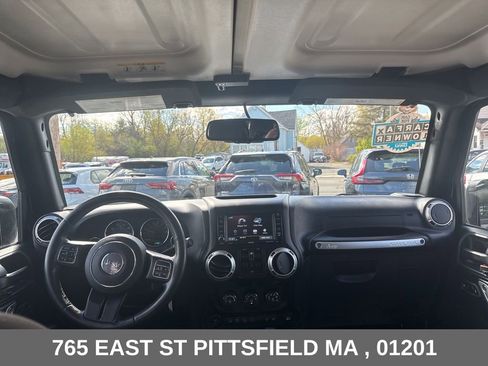 Used 2017 Jeep Wrangler Unlimited Sahara w/ Max Tow Package AWD/4WD image 15