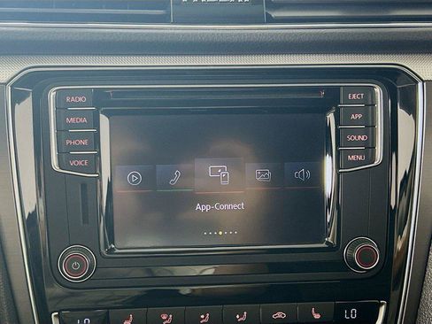 Used 2018 Volkswagen Passat 2.0T R-Line w/ R-Line Lighting Package FWD image 14
