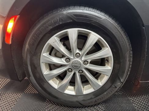 Used 2017 Chrysler Pacifica Touring-L FWD image 38