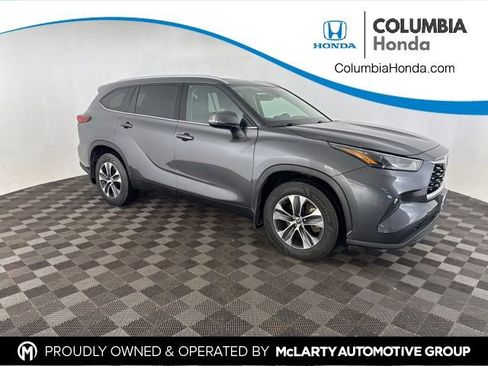 Used 2022 Toyota Highlander XLE image 1