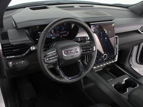 Used 2024 GMC Acadia AT4 w/ Luxury Package image 9