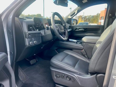 Used 2025 Chevrolet Suburban Z71 image 9