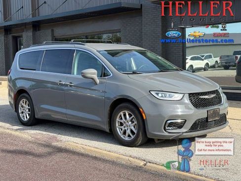 Used 2022 Chrysler Pacifica Touring-L FWD image 1
