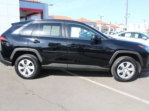 Used 2021 Toyota RAV4 LE w/ Carpet Mat Package (TMS) FWD image 18
