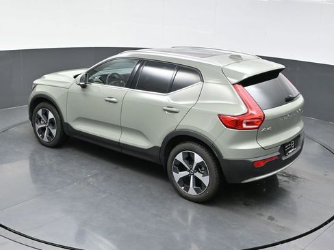 Used 2025 Volvo XC40 B5 Plus image 32