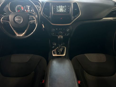Used 2018 Jeep Cherokee Latitude w/ Altitude Package AWD/4WD image 4