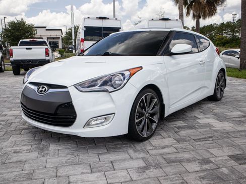 Used 2013 Hyundai Veloster w/ Style Pkg FWD image 3