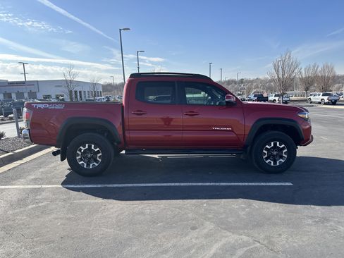 Used 2022 Toyota Tacoma TRD Off-Road image 11