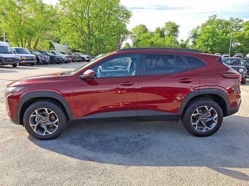 Used 2025 Chevrolet Trax LT FWD image 8