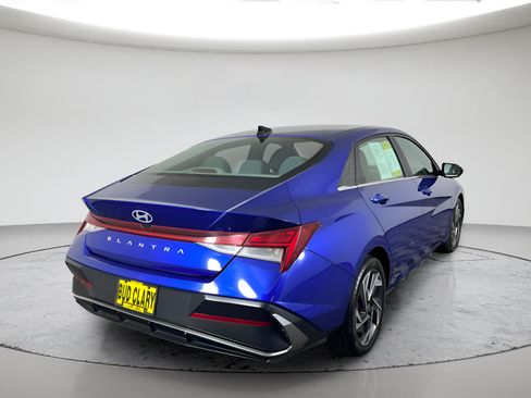 Used 2025 Hyundai Elantra SEL FWD image 3