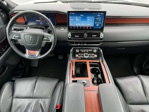 Used 2024 Lincoln Navigator Reserve image 3