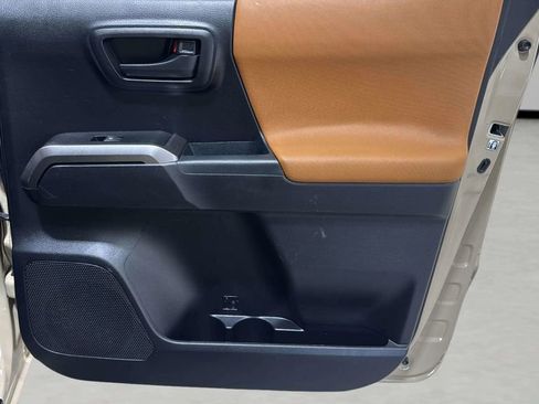 Used 2019 Toyota Tacoma SR5 AWD/4WD image 13