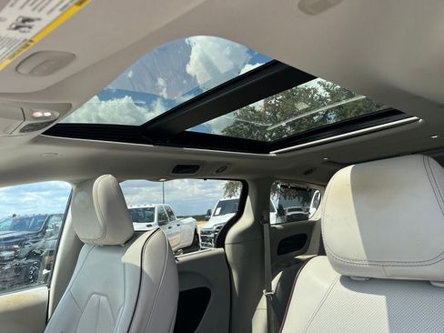 Used 2017 Chrysler Pacifica Limited w/ Advanced Safetytec Group FWD image 13