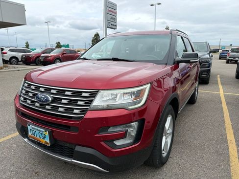 Used 2017 Ford Explorer XLT w/ Equipment Group 201A AWD/4WD image 2