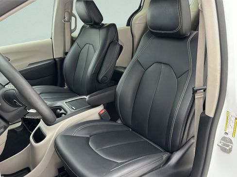 Used 2024 Chrysler Pacifica Touring-L FWD image 17