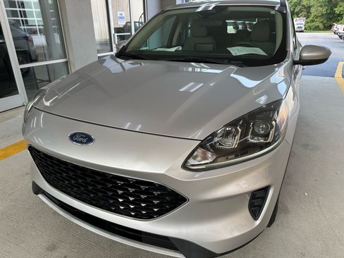 Certified 2020 Ford Escape SE FWD image 2