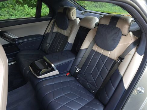 Used 2024 BMW i7 eDrive50 w/ Executive Package RWD image 17