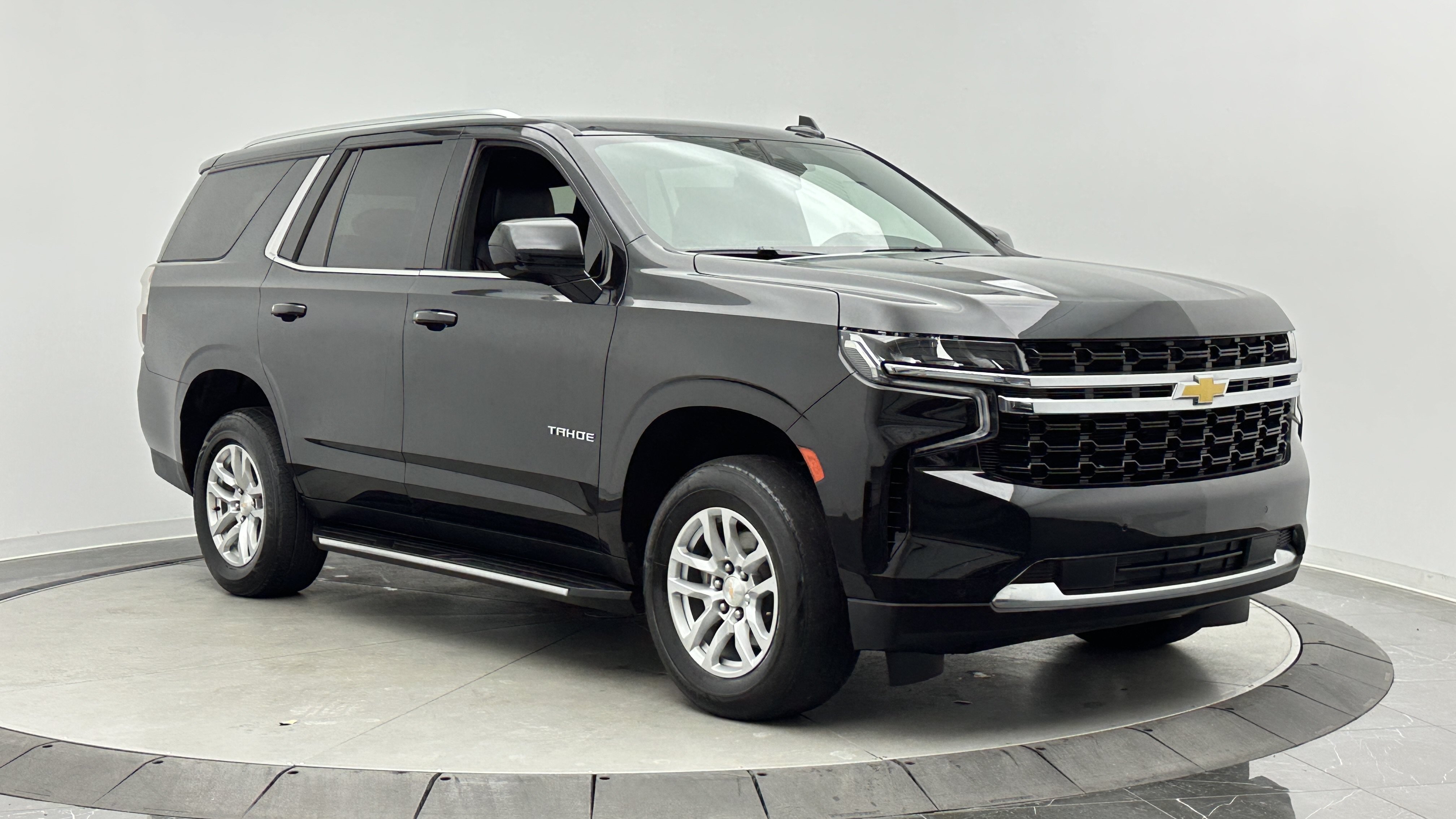 Used 2024 Chevrolet Tahoe LS RWD image 3