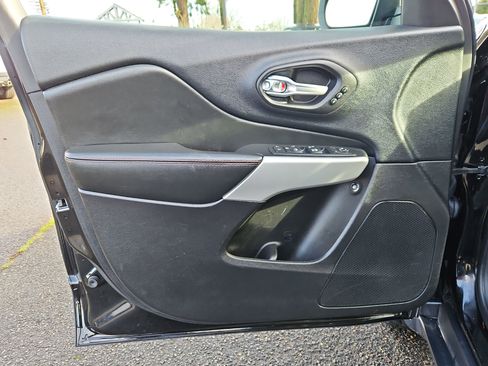 Used 2017 Jeep Cherokee Trailhawk image 9