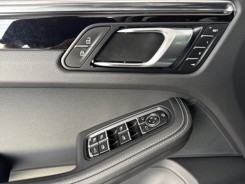 Certified 2025 Porsche Macan AWD/4WD image 12