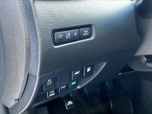 Used 2018 Nissan Rogue SV AWD/4WD image 32
