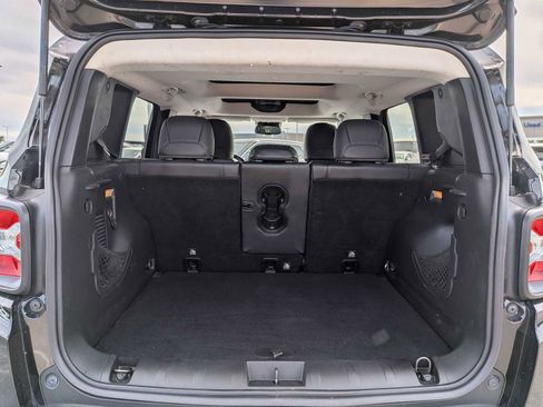 Used 2016 Jeep Renegade Trailhawk w/ Premium Trailhawk Package AWD/4WD image 31