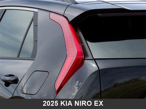 Used 2025 Kia Niro EX image 11