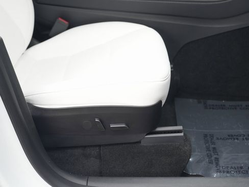 Used 2022 Tesla Model Y Long Range image 33