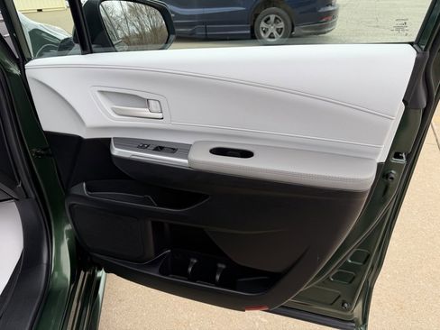 Used 2025 Toyota Sienna LE image 38
