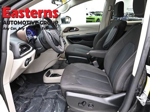 Used 2022 Chrysler Voyager LX image 14