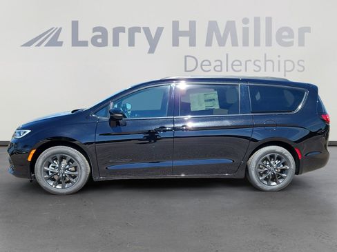 New 2025 Chrysler Pacifica Select w/ Fav Edition Package image 3