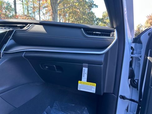 New 2025 Jeep Grand Cherokee L Altitude AWD/4WD image 30