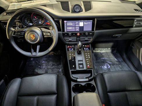 Certified 2025 Porsche Macan image 7
