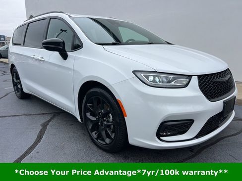 Certified 2025 Chrysler Pacifica Limited image 1