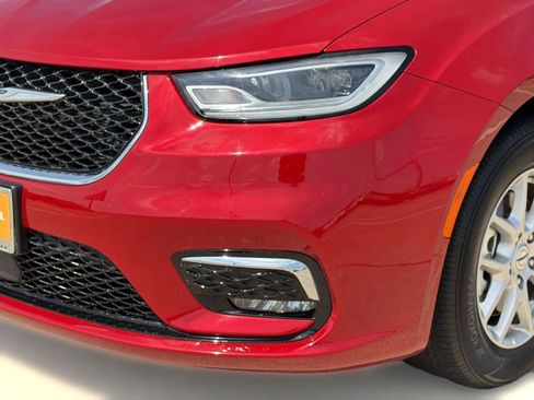 Certified 2025 Chrysler Pacifica Select image 11