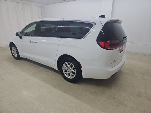Used 2023 Chrysler Pacifica Touring-L image 18