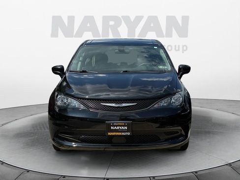 Used 2022 Chrysler Voyager LX image 3