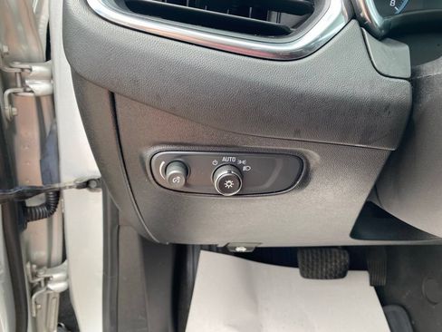 Used 2018 Chevrolet Equinox LT FWD image 12