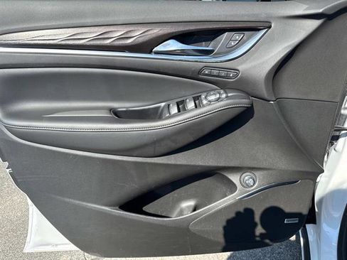 Used 2022 Buick Enclave Avenir image 9