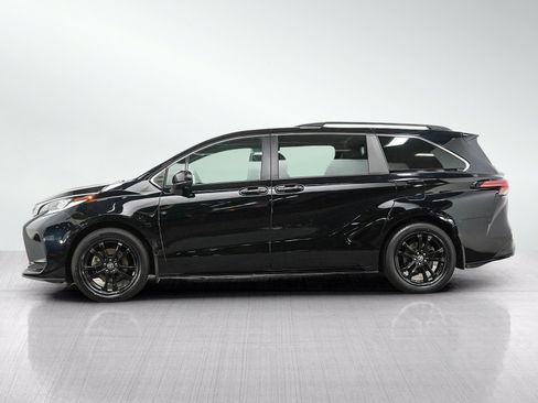 Used 2024 Toyota Sienna XSE FWD image 2