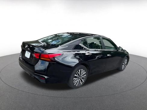 Used 2025 Nissan Altima 2.5 SV FWD image 12