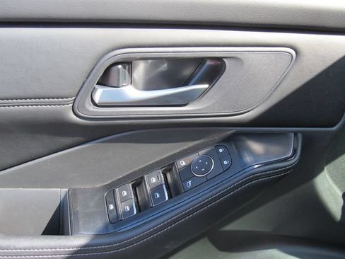 Certified 2025 Nissan Rogue SL FWD image 23
