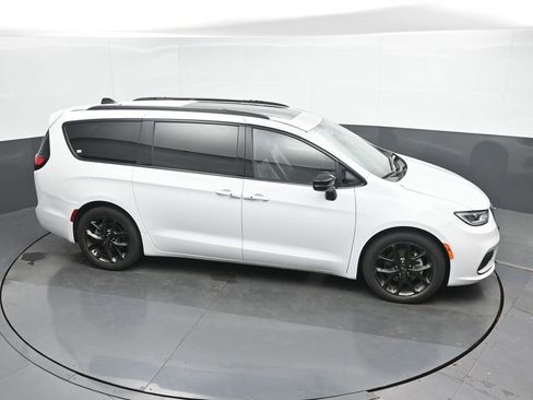 Used 2025 Chrysler Pacifica Limited image 41